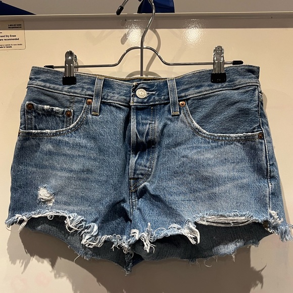 Levi’s 501 Jean Shorts - Picture 2 of 4